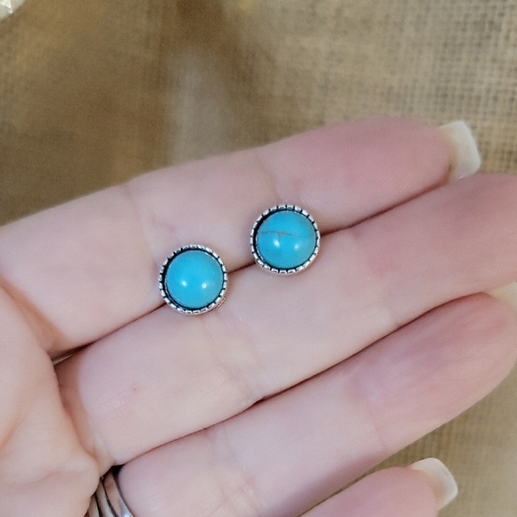 🔥LAST PAIR🔥 TURQUOISE HOWLITE BULLET STUD EARRINGS - Picture 4 of 6